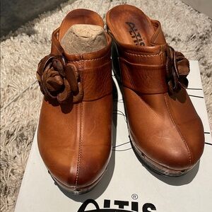 BROWN LEATHER studded CLOGS  CAMELIA SZ 40. Floret